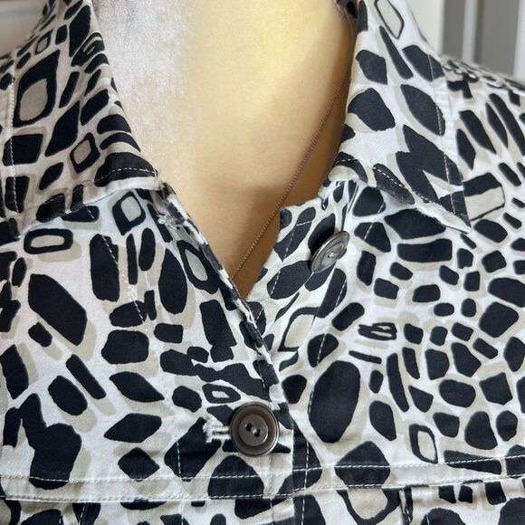 Chicos Shirt Jacket Button Front Sz 1 Lightweight Front Pockets Black Tan Beige - Picture 6 of 10